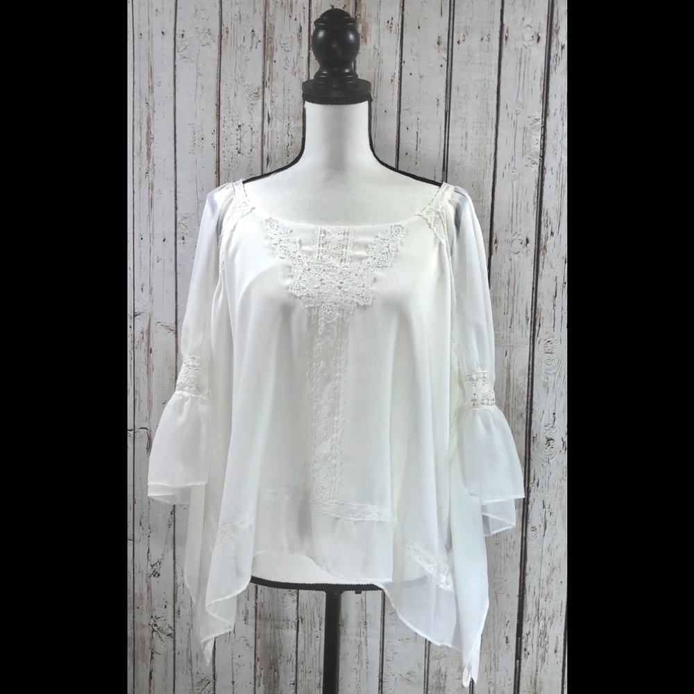 Jennifer López White Boho Lace Top